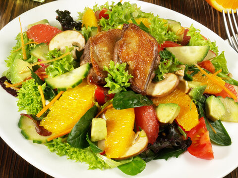 Gemischter Salat mit gebratener Wachtelbrust