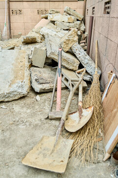 解体作業が進む住宅敷地内の瓦礫とスコップやハンマーなどの道具