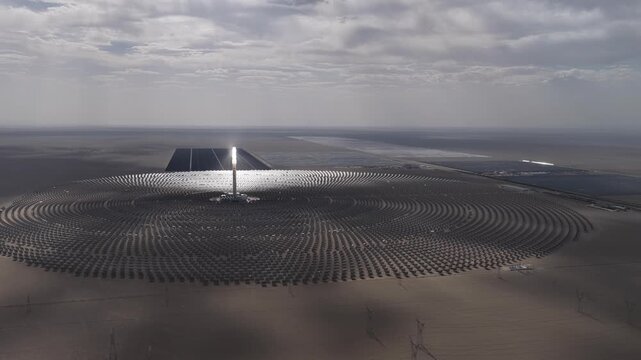 Hybrid power plant integrating concentrated solar power and photovoltaic power generation