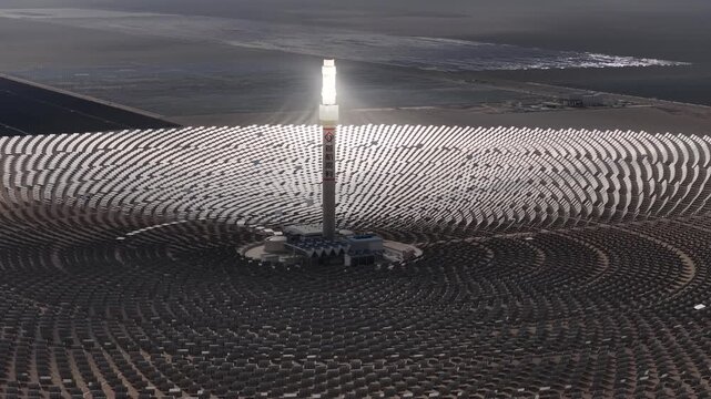 Hybrid power plant integrating concentrated solar power and photovoltaic power generation