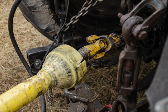 Agricultural tractor pto shaft universal joint connection