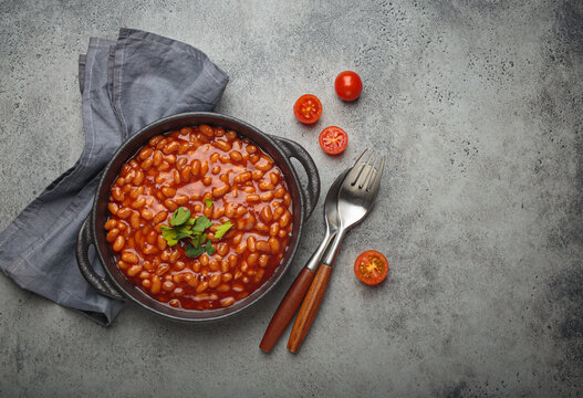 Baked beans stew tomato sauce parsley skillet bowl vegetarian British side dish copy space