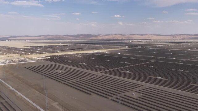 Hybrid power plant integrating concentrated solar power and photovoltaic power generation