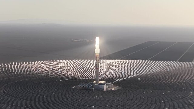 Hybrid power plant integrating concentrated solar power and photovoltaic power generation