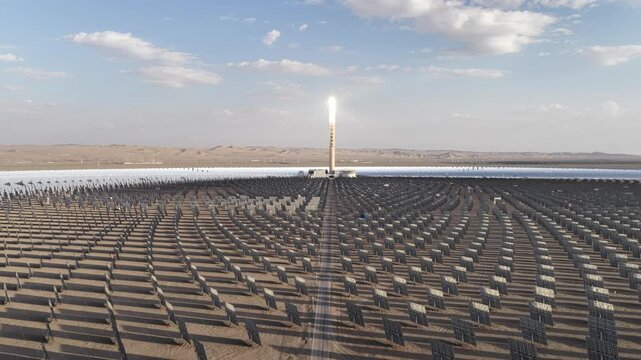 Hybrid power plant integrating concentrated solar power and photovoltaic power generation
