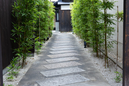 京都の竹垣と石畳が続く和風庭園の小径