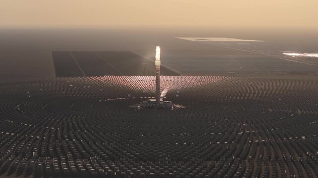 Hybrid power plant integrating concentrated solar power and photovoltaic power generation