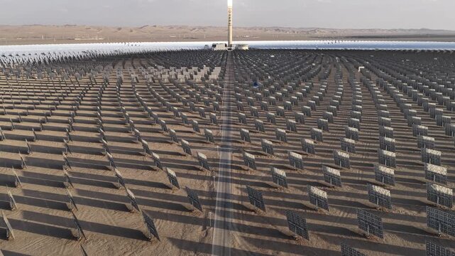 Hybrid power plant integrating concentrated solar power and photovoltaic power generation