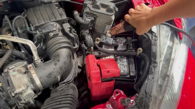 disconnecting jumper cables from car battery