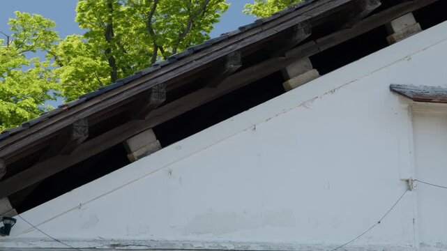 山居倉庫建屋正面の白壁と二重屋根を見せるパン