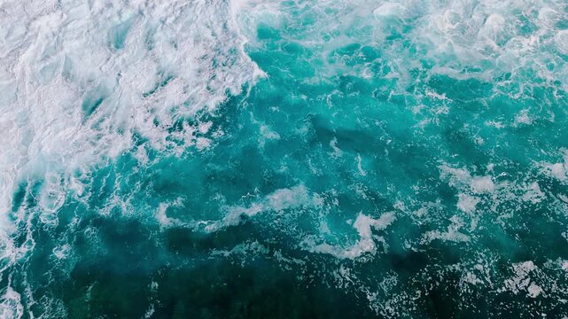 Dynamic of rough ocean surface with thick foam patterns and continuous wave motion