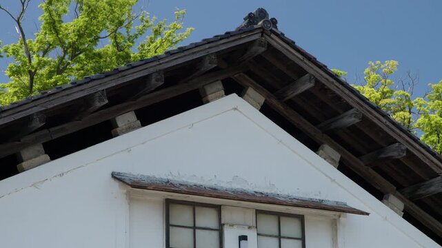 山居倉庫建屋正面の白壁と二重屋根