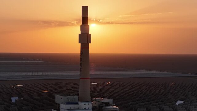 Hybrid power plant integrating concentrated solar power and photovoltaic power generation