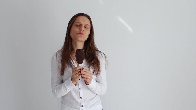 mulher comendo picol&eacute; saboroso de chocolate 
