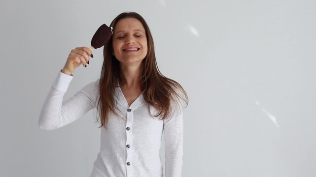mulher comendo picol&eacute; saboroso de chocolate 