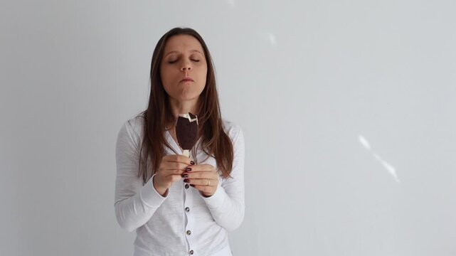 mulher comendo picol&eacute; saboroso de chocolate 