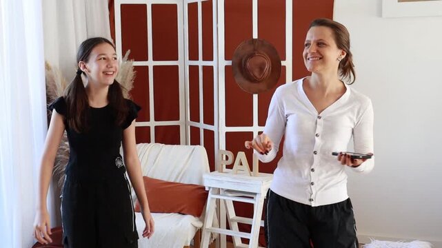 m&atilde;e e filha dan&ccedil;ando juntas com alegria 