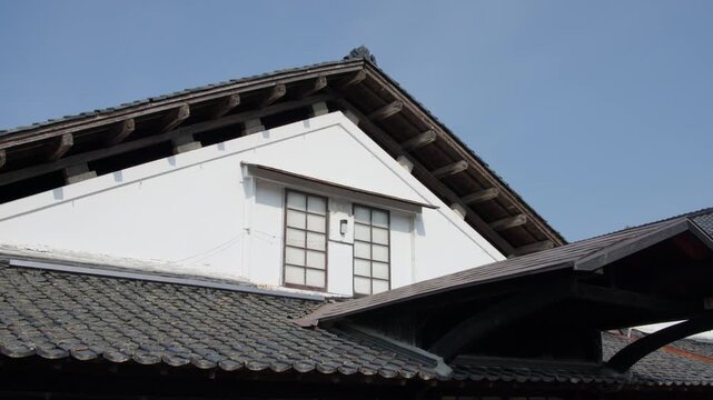 山居倉庫建屋正面上部の白壁から屋根付き搬入口へのティルトダウン