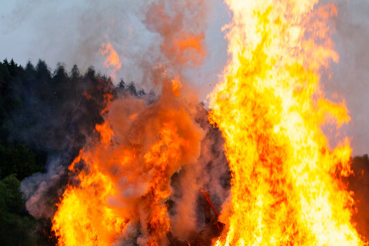 Beeindruckende Aufnahme von eine Flamme