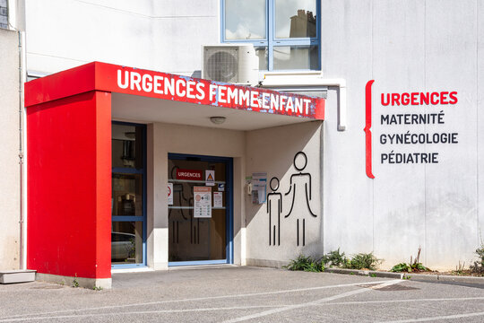Entrance to the women's and children's emergency department (maternity, gynecology, pediatrics) at a French hospital.