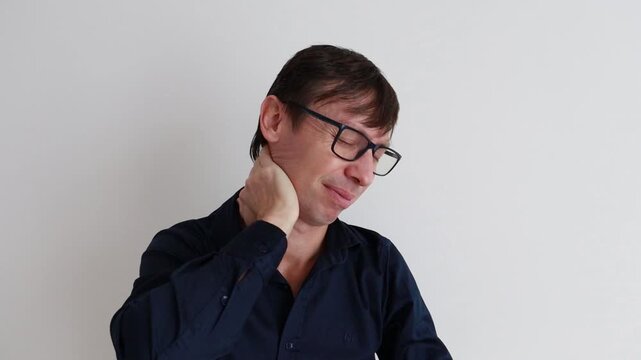 homem com dor no pesco&ccedil;o 