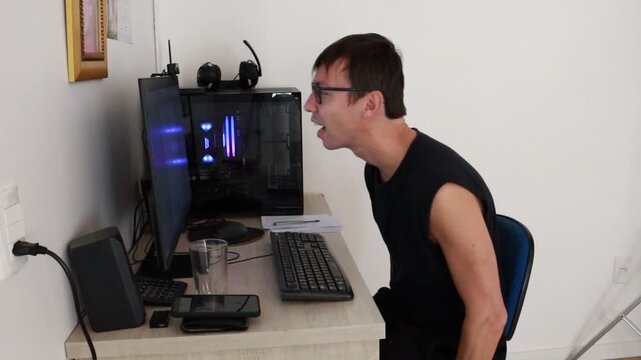 homem trabalhando em computador 