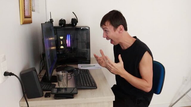 homem trabalhando em computador 
