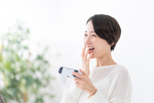 ゲームをする女性