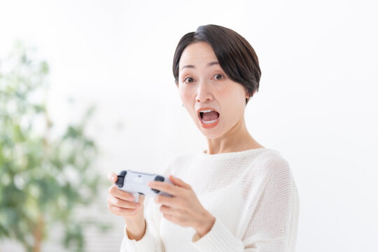 ゲームをする女性