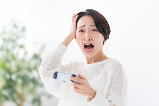 ゲームをする女性