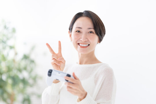 ゲームをする女性