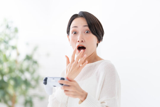 ゲームをする女性