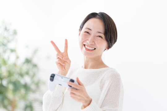 ゲームをする女性