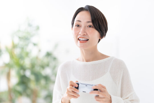 ゲームをする女性