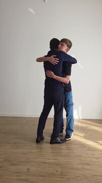 homem celebra o dia dos pais com filho 