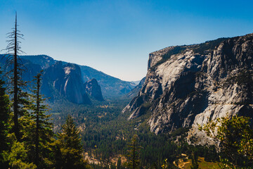 Scenic Tunnel View landscape of El Capitan and Yosemite Valley under clear blue sky in Yosemite National Park, California © Jakub
