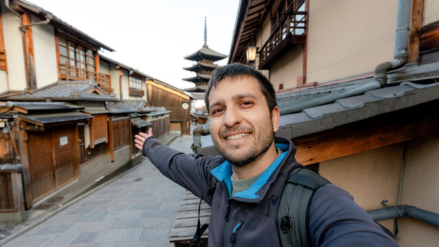 Tourist exploring Yasaka Pagoda and Sannenzaka Street