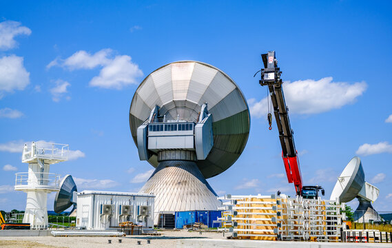 Radio telescope of a satellite earth station