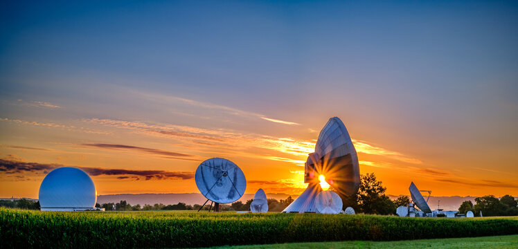 Radio telescope of a satellite earth station