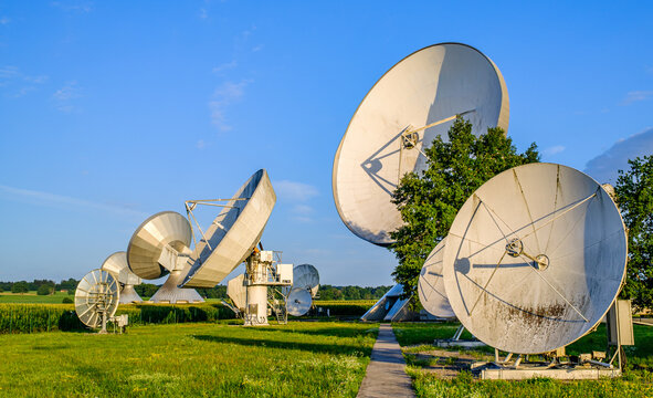 Radio telescope of a satellite earth station
