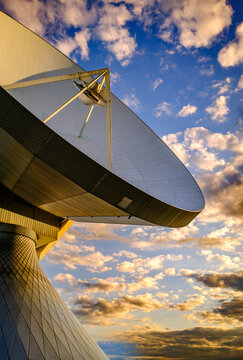 Radio telescope of a satellite earth station