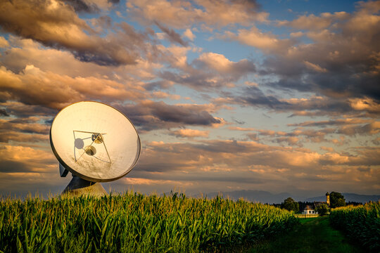 Radio telescope of a satellite earth station
