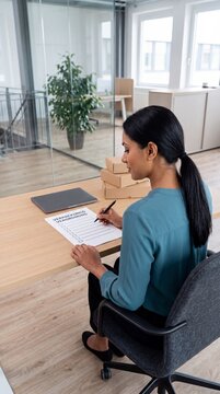 Checkliste zur Verpackungsverordnung abhaken &uuml;ber die Schulter