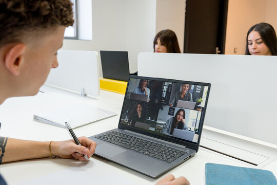 MBA student attend online class from university campus
