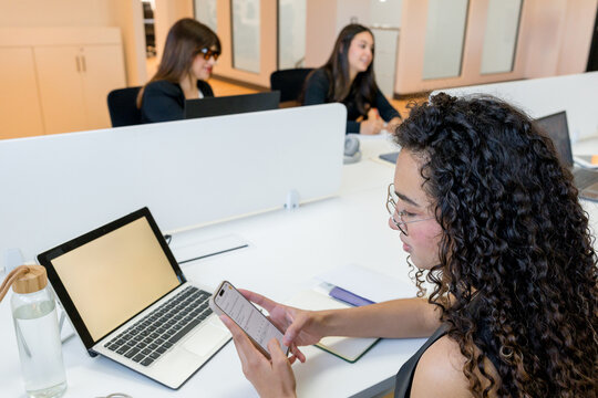 MBA student use smartphone and laptop in classroom