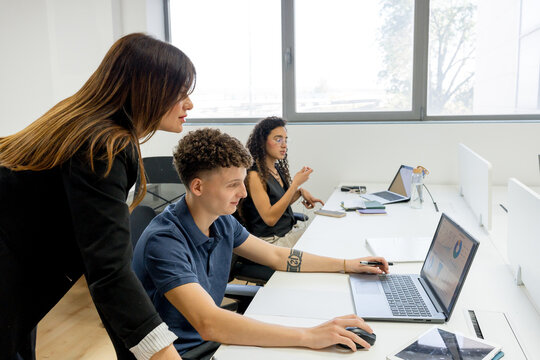 MBA students collaborate with professor in computer lab