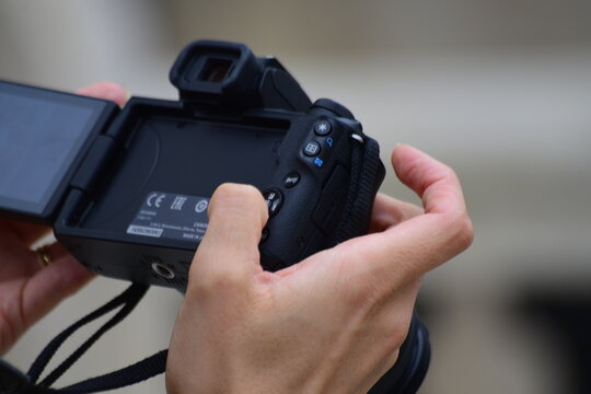 Un appareil photo en action dans la main
