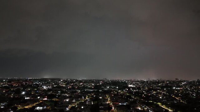 Lluvia el&eacute;ctrica nocturna en la Cuidad de Guadalajara Jalisco M&eacute;xico con dron 