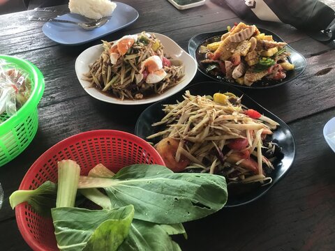 Traditional Thai Green Papaya Salad (Som Tam)