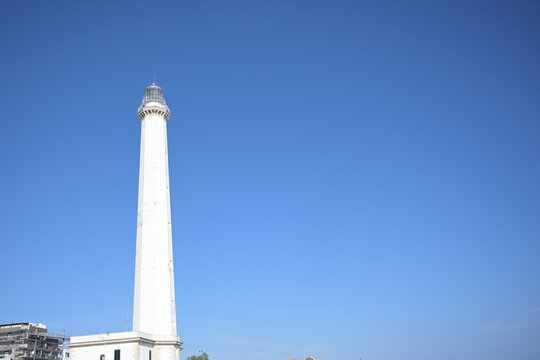 faro nel porto di bari